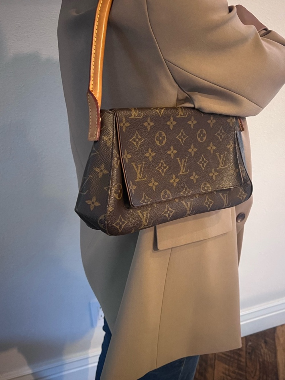 Louis Vuitton Mini Looping Bag - Picture 4 of 10